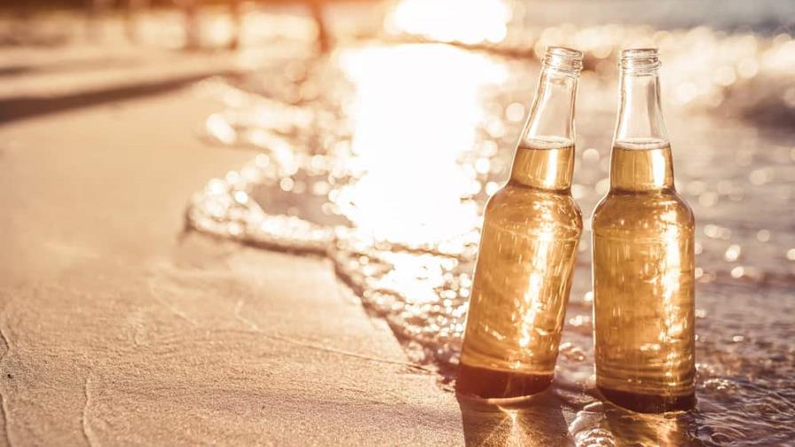 No deberías beber alcohol si estás al sol