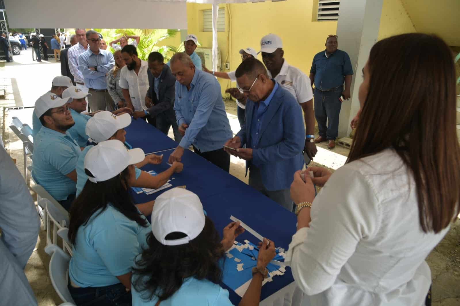 Los delegados que votan en la convención del PRM.