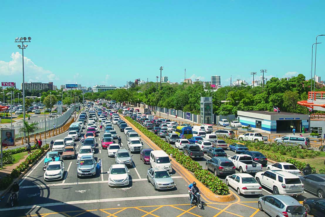 El efecto de los tapones se refleja en un gasto mayor en combustible y por ende de dinero, de tiempo, además de que afectan la salud mental de los conductores y el medio ambiente por efectos de las toneladas de CO2 que emite el parque vehicular, sobre todo en el Gran Santo Domingo.