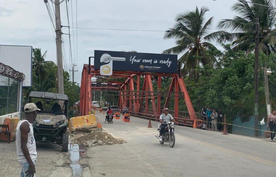 Rehabilitan paso de vehículos en el puente Cangrejo, en Sosúa