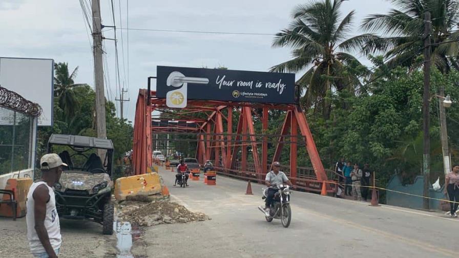 Rehabilitan paso de vehículos en el puente Cangrejo, en Sosúa