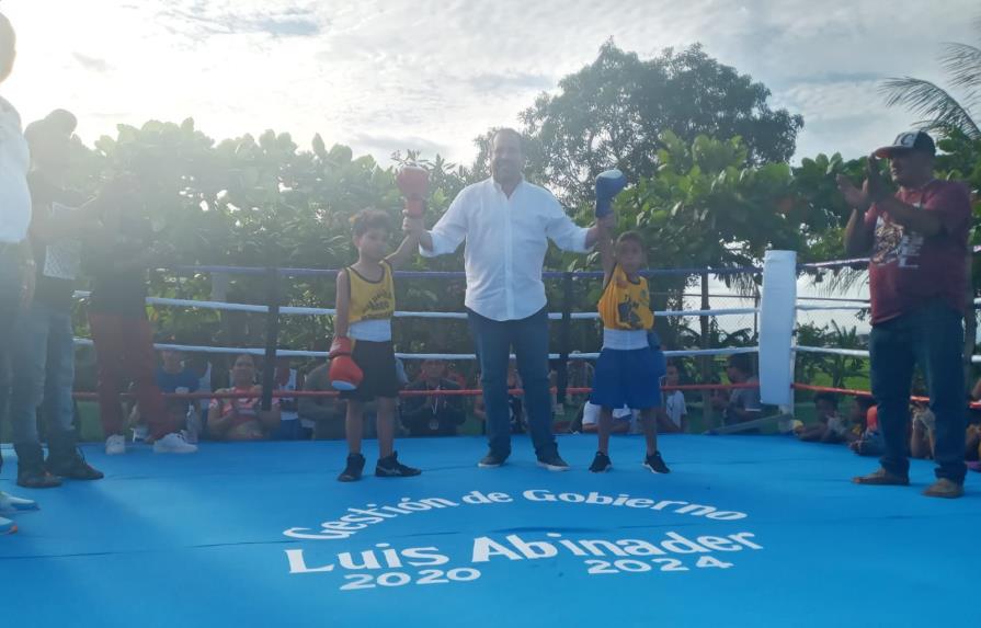 El Vice ministro, Alberto Rodríguez entrega el ring del Club Salomé Ureña