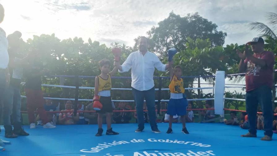 El Vice ministro, Alberto Rodríguez entrega el ring del Club Salomé Ureña