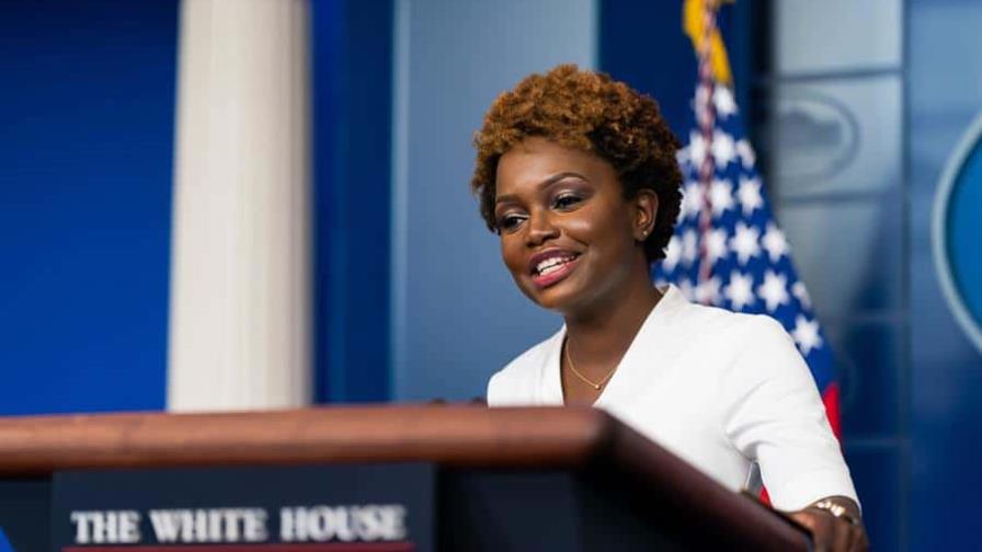 Karine Jean-Pierre hace historia al estrenarse como portavoz de Casa Blanca