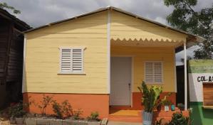 Familia recibe casa del alcalde de Villa Los Almácigos en Santiago Rodríguez