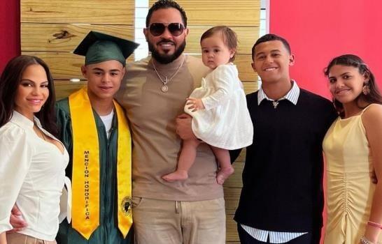 Raphy Pina asiste en familia a la graduación de su hijo tras permiso del juez