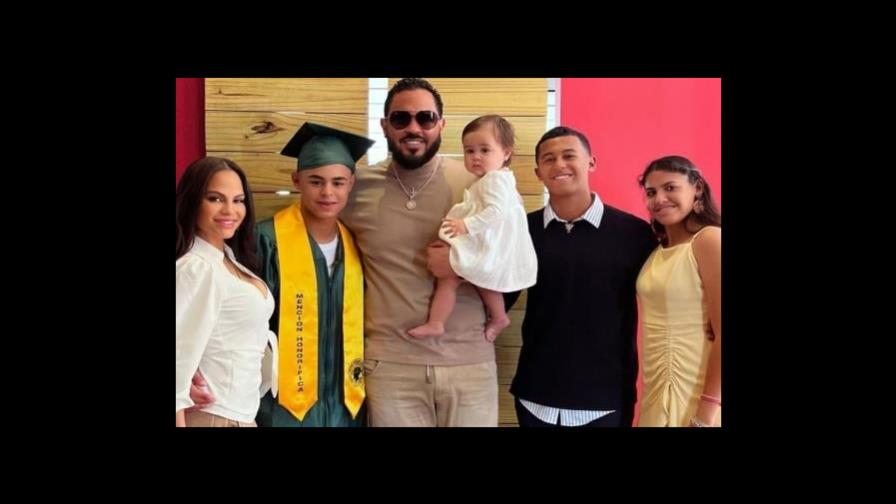 Raphy Pina asiste en familia a la graduación de su hijo tras permiso del juez