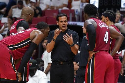 Erik Spoelstra e Ime Udoka, guías del duelo Heat-Celtics por el Este