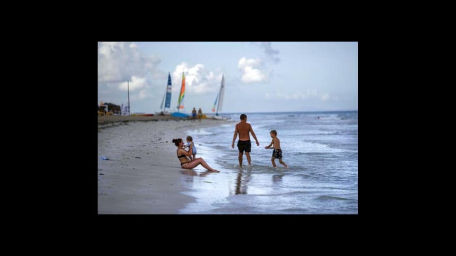 Biden restablece los vuelos a Cuba y elimina los límites a las remesas Biden restablece los vuelos a Cuba y elimina los límites a las remesas