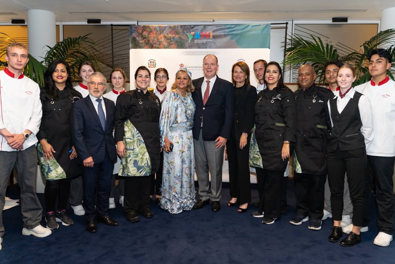 Estudiantes y directivos del Liceo Técnico y Hotelero de Mónaco junto al Príncipe Alberto II de Mónaco, la embajadora Rosa Hernández de Grullón y los chefs dominicanos Karen Hernández, Lissy Acevedo, Sharinne Gómez y William Fortuna. 