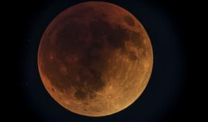 La superluna y el primer eclipse lunar del 2022 trasnocharon a los dominicanos
