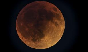 La superluna y el primer eclipse lunar del 2022 trasnocharon a los dominicanos