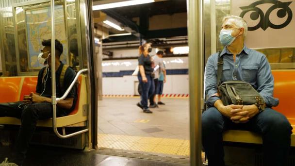 Nueva York pide volver a usar mascarilla en público ante repunte de COVID-19