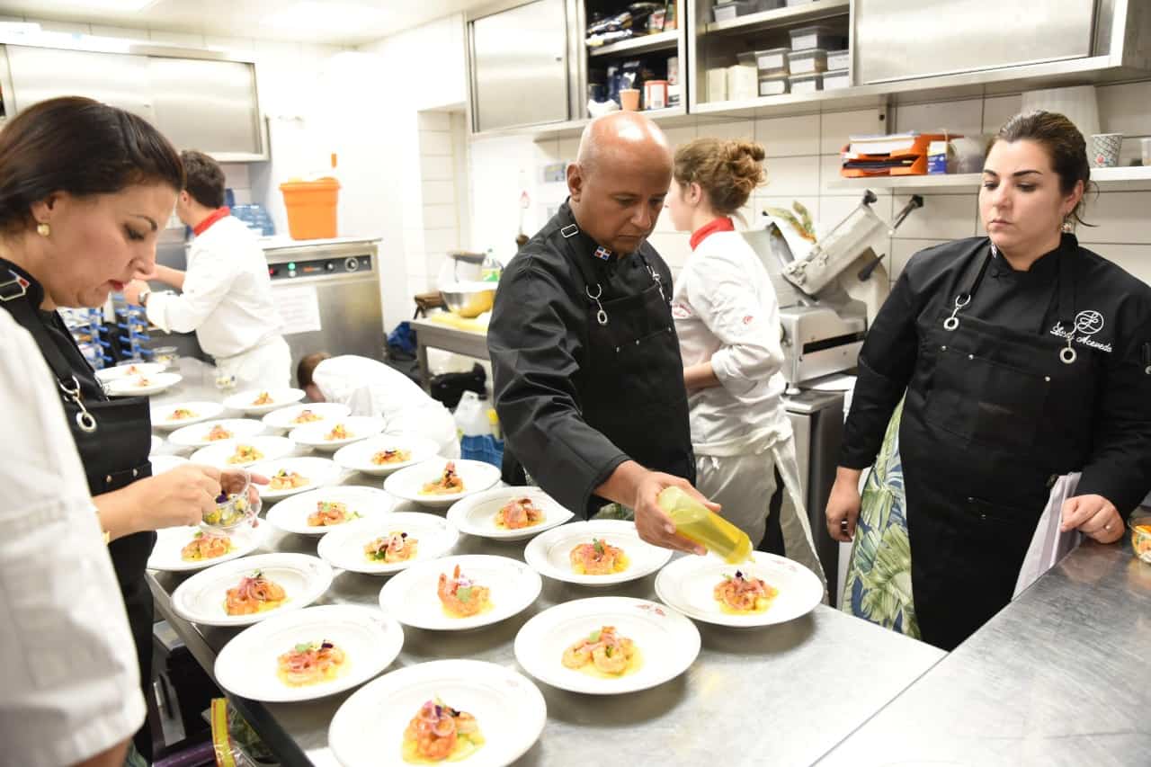 Preparación del menú por los chefs dominicanos y los estudiantes del Liceo Técnico Hotelero de Mónaco.