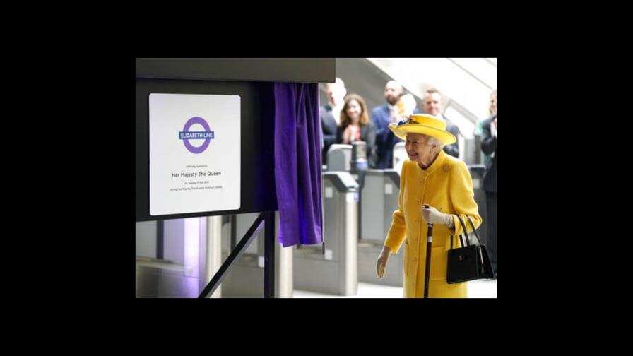 Isabel II reaparece por sorpresa en inauguración de metro