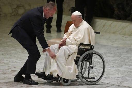 El dolor de rodilla del papa Francisco lo obliga a cancelar misa del Corpus Christi