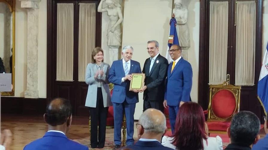 Gobierno reconoce a Eduardo Estrella y otros ingenieros destacados del país