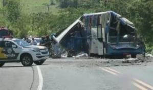 Al menos once muertos en Brasil tras colisionar un autobús con un camión