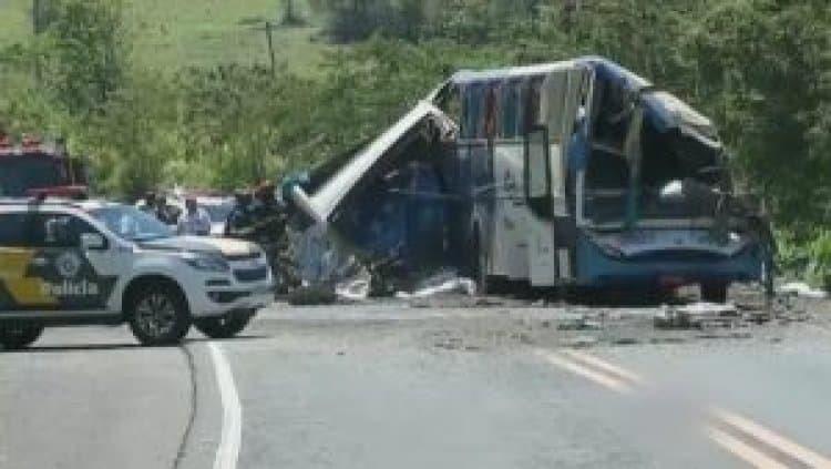 Al menos once muertos en Brasil tras colisionar un autobús con un camión