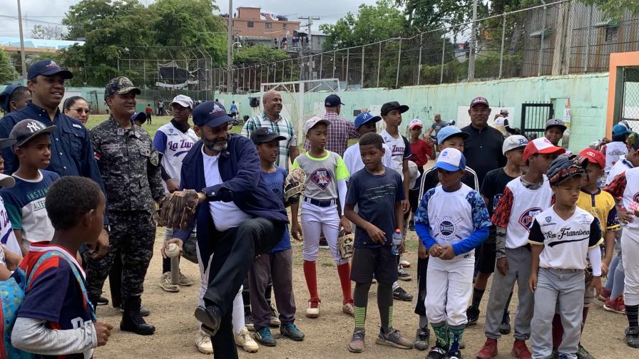 La Policía Nacional y el Ministerio de Interior y Policía organizan “Un día con el barrio”