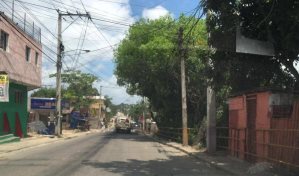 Mujer agrede a agente de la Policía por intentar fiscalizarla mientras conducía un motor