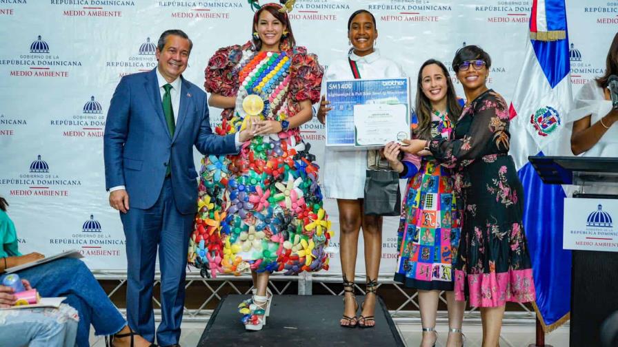 Jóvenes utilizan la moda sostenible para fomentar el reciclaje y gestión de residuos