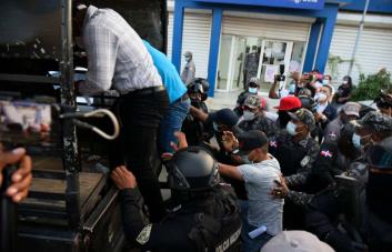 Policías acusados de la muerte de pareja cristiana comparecen ante tribunal