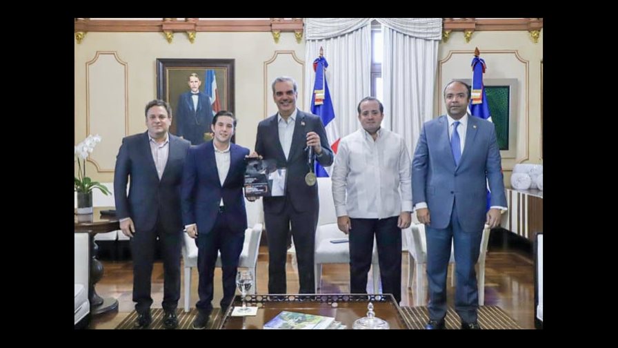 Abinader recibe al dominicano Jimmy Llibre, ganador de carrera de autos en Miami