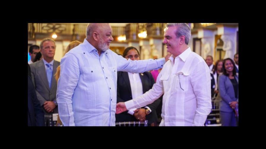 Abinader saluda aumento salarial de 10 % acordado entre el Minerd y la ADP