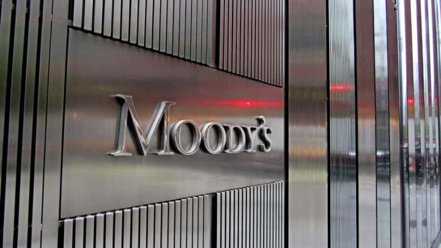 Moody’s considera como “débil” la posición fiscal de la RD en relación con sus pares calificadores