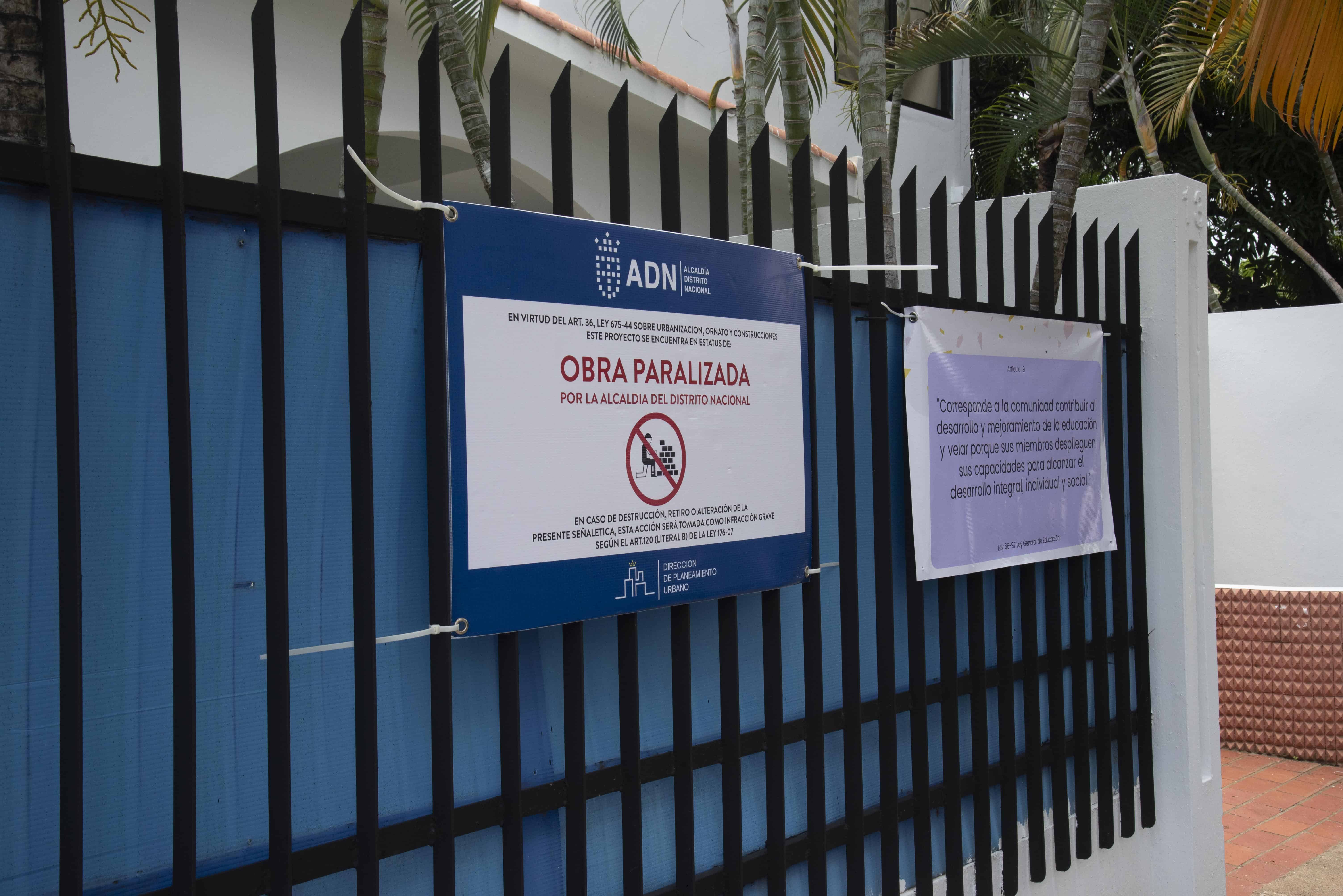 Pese a que el ayuntamiento paralizó lso trabajos, los dueños operan un colegio.