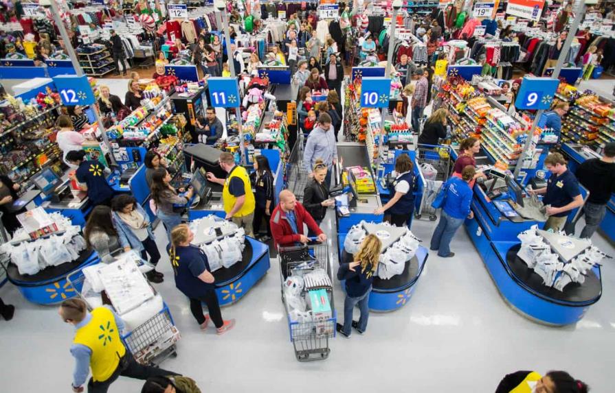 Por inflación, consumidores en EEUU gastan más pero cuidan su dinero