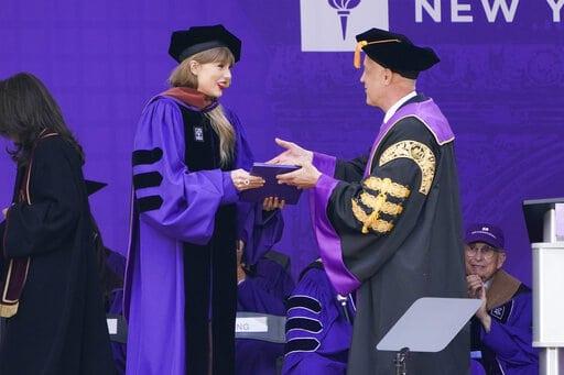 Taylor Swift recibe doctorado honorario de Universidad de Nueva York