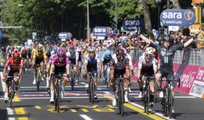 Dainese da a Italia su primera etapa en este Giro, Gaviria segundo