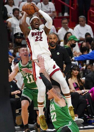 Jimmy Butler anota 41; Heat remonta ante Celtics en 1er partido