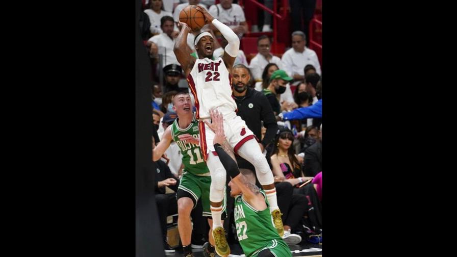 Jimmy Butler anota 41; Heat remonta ante Celtics en 1er partido