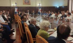 Abinader env&iacute;a a todos los funcionarios a atender necesidades de las provincias