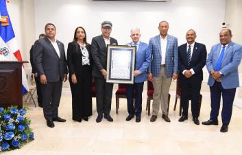 Lo que dijo Fernando Villalona al ser reconocido por el Senado de la República Dominicana