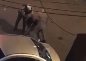Policías son captados en video dando una fuerte golpiza a hombre en la calle