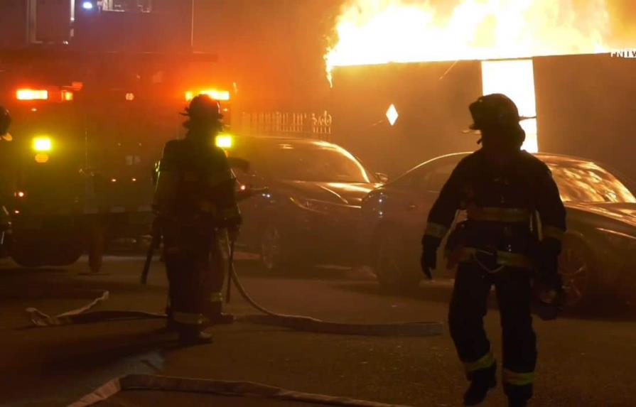 Voraz incendio de tres alarmas destruye varias viviendas de El Bronx
