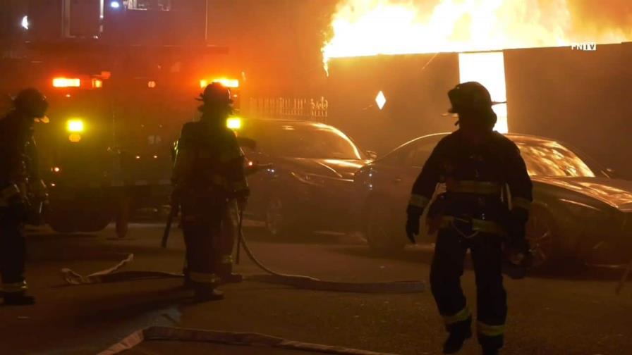 Voraz incendio de tres alarmas destruye varias viviendas de El Bronx