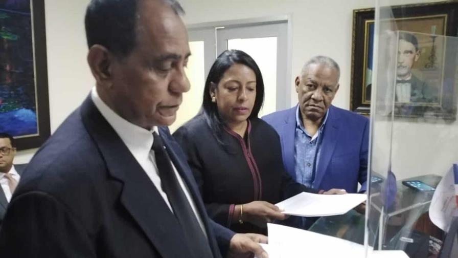 Dirigente del PRD deposita recurso de amparo contra Miguel Vargas