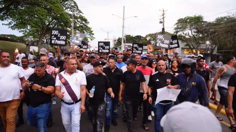 Choferes de Santiago protestan contra construcción de teleférico y monorriel Choferes de Santiago protestan contra construcción de teleférico y monorriel