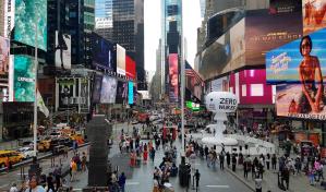 Con "hongo at&oacute;mico", protesta advierte en Nueva York sobre el peligro nuclear