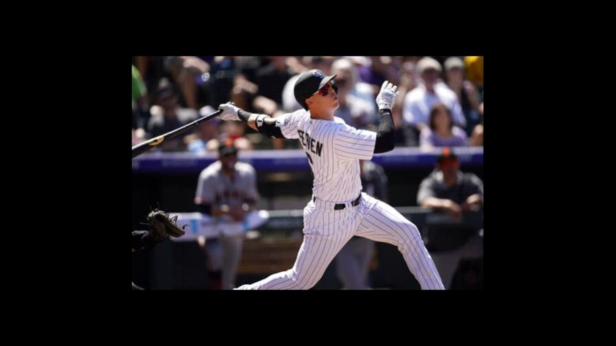 Novato batea su primer pitcheo en MLB, de foul hacia su familia