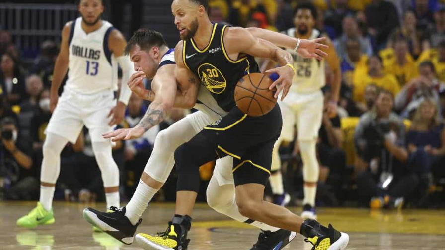 Los Warriors bajan de la nube a Dallas en inicio de finales del Oeste de la NBA