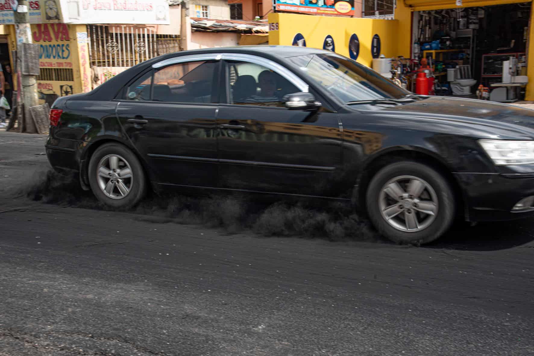 Un polvo negro levantan los vehículos cuando pasana, proucto de los neum<ticos incendiados<div><br></div>