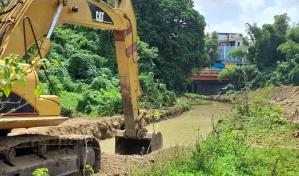 Realizan trabajos de dragado en el río Duey para evitar futuras inundaciones