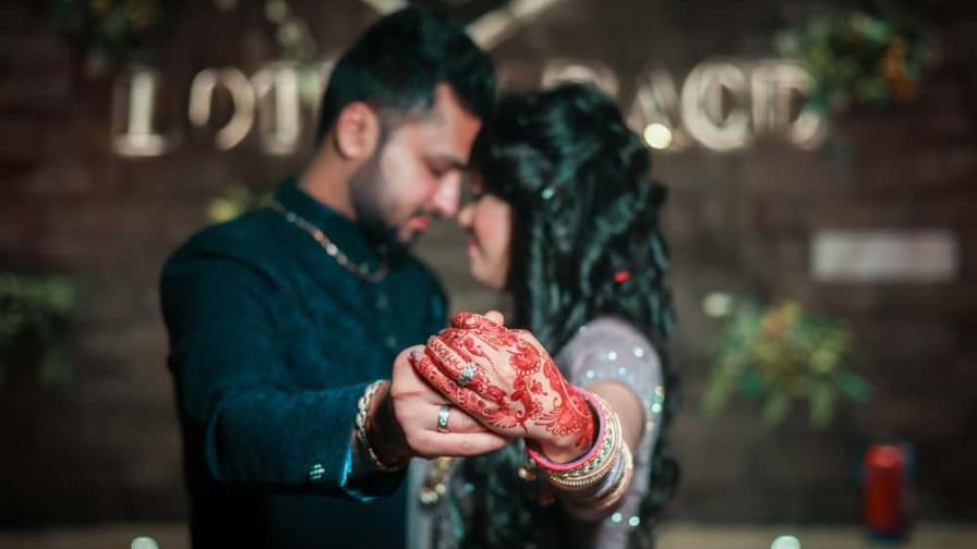 Padres demandan a su hijo por no darles nietos