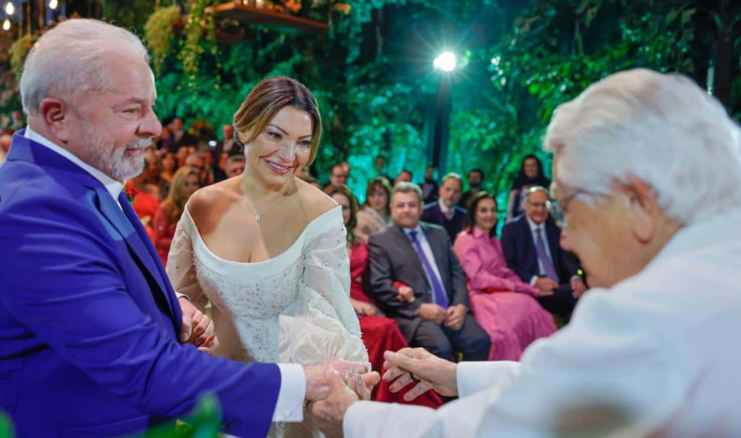 La bendición a la pareja fue concedida por el cura Angélico Sândalo Bernardino.